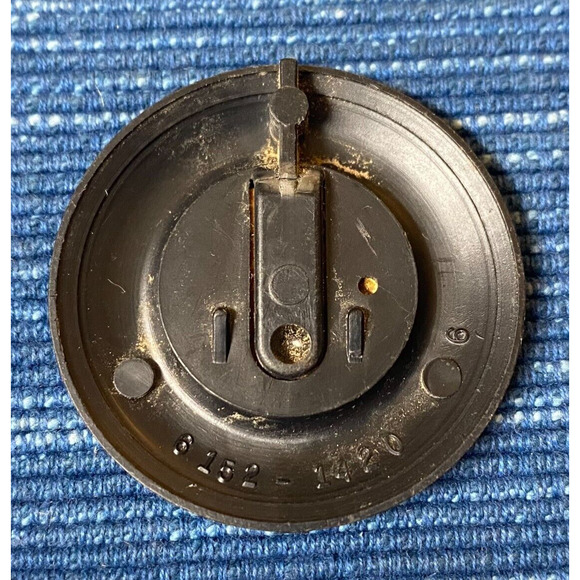 VTG 1969 Mattel Hot Wheels Redlines Classic Cord Plastic Button Badge w/tab 11B - Picture 2 of 2